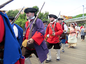 Girona resisteix! Jornades de recreaci&oacute; hist&ograve;rica de la Guerra de Successi&oacute;. Desfilada pels carrers