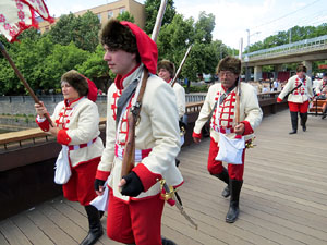 Girona resisteix! Jornades de recreaci&oacute; hist&ograve;rica de la Guerra de Successi&oacute;. Desfilada pels carrers