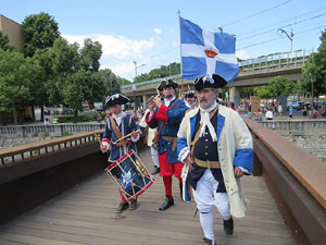 Girona resisteix! Jornades de recreaci&oacute; hist&ograve;rica de la Guerra de Successi&oacute;. Desfilada pels carrers