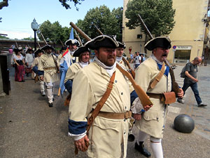 Girona resisteix! Jornades de recreaci&oacute; hist&ograve;rica de la Guerra de Successi&oacute;. Desfilada pels carrers