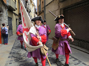 Girona resisteix! Jornades de recreaci&oacute; hist&ograve;rica de la Guerra de Successi&oacute;. Desfilada pels carrers