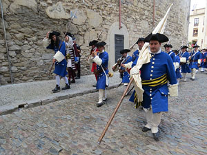 Girona resisteix! Jornades de recreaci&oacute; hist&ograve;rica de la Guerra de Successi&oacute;. Desfilada pels carrers