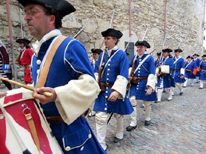 Girona resisteix! Jornades de recreaci&oacute; hist&ograve;rica de la Guerra de Successi&oacute;. Desfilada pels carrers