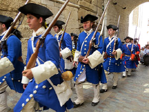 Girona resisteix! Jornades de recreaci&oacute; hist&ograve;rica de la Guerra de Successi&oacute;. Desfilada pels carrers