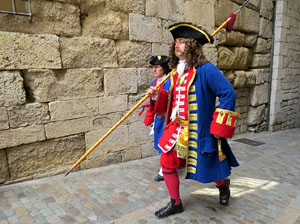 Girona resisteix! Jornades de recreaci&oacute; hist&ograve;rica de la Guerra de Successi&oacute;. Desfilada pels carrers