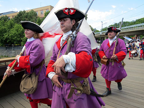 Girona resisteix! Jornades de recreaci&oacute; hist&ograve;rica de la Guerra de Successi&oacute;. Desfilada pels carrers del Barri Vell
