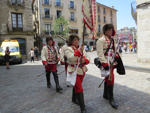 Girona resisteix! Jornades de recreaci&oacute; hist&ograve;rica de la Guerra de Successi&oacute;. Presentaci&oacute; i jurada de bandera