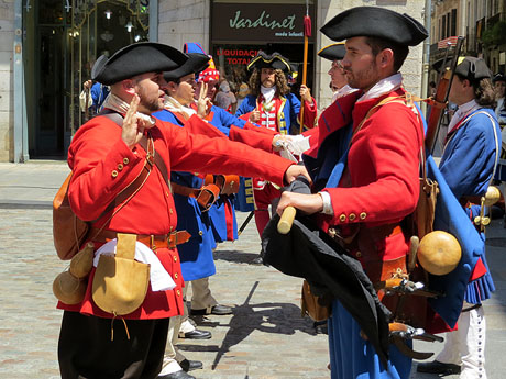 Girona resisteix! Jornades de recreaci&oacute; hist&ograve;rica de la Guerra de Successi&oacute;. Presentaci&oacute; i jurada de bandera