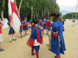 Girona resisteix! Jornades de recreaci&oacute; hist&ograve;rica de la Guerra de Successi&oacute;. Desfilada pels carrers del Barri Vell