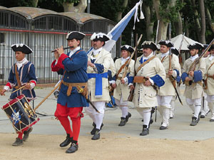 Girona resisteix! Jornades de recreaci&oacute; hist&ograve;rica de la Guerra de Successi&oacute;. Desfilada pels carrers del Barri Vell