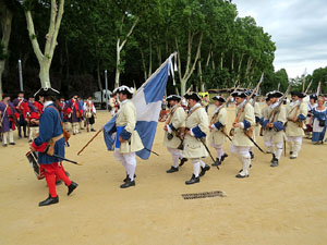 Girona resisteix! Jornades de recreaci&oacute; hist&ograve;rica de la Guerra de Successi&oacute;. Desfilada pels carrers del Barri Vell