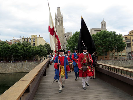 Girona resisteix! Jornades de recreaci&oacute; hist&ograve;rica de la Guerra de Successi&oacute;. Desfilada pels carrers del Barri Vell