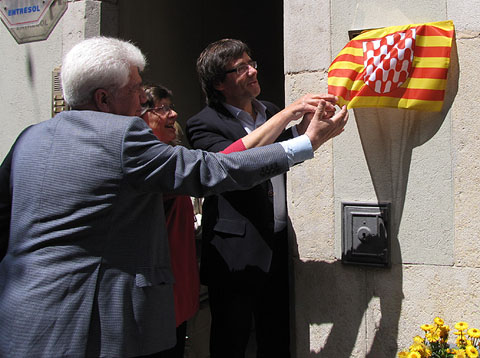 L'alcalde de Girona, Carles Puigdemont, la filla de l'homenatjat Teresa Masià i l'alcalde de Maçanet de Cabrenys, Lluís Carbó