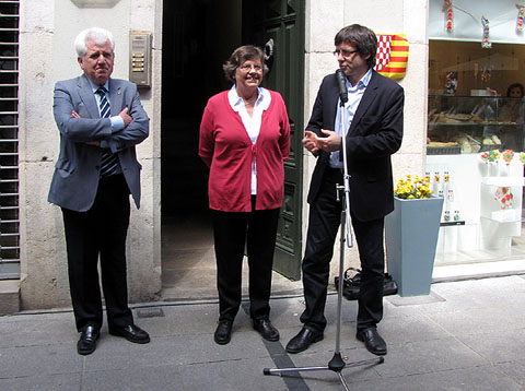 L'alcalde de Girona, Carles Puigdemont, la filla de l'homenatjat Teresa Masià i l'alcalde de Maçanet de Cabrenys, Lluís Carbó