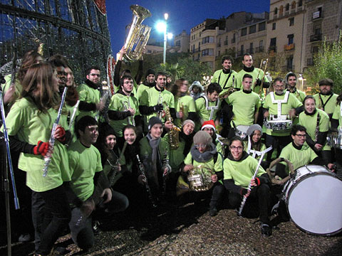 El grup Girona Marxing Band a la plaça Catalunya