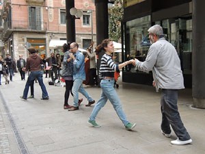 Les festes de Nadal 2013 a Girona. Lindy hop al carrer Nou