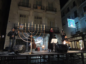 L'encesa de les llums de Hanukkà a la plaça del Vi