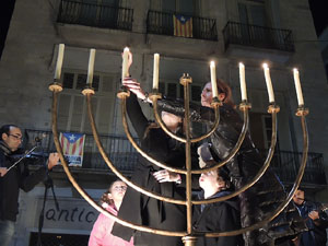 L'encesa de les llums de Hanukkà a la plaça del Vi