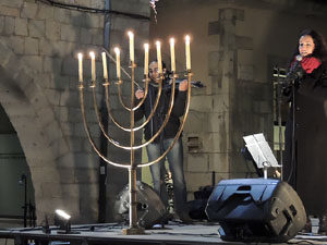 L'encesa de les llums de Hanukkà a la plaça del Vi