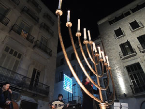 L'encesa de les llums de Hanukkà a la plaça del Vi