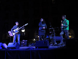 Actuació musical a la plaça de la Independència