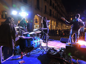 Actuació musical a la plaça de la Independència