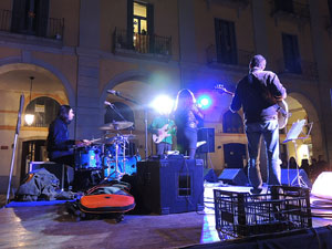 Actuació musical a la plaça de la Independència