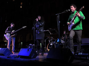 Actuació musical a la plaça de la Independència