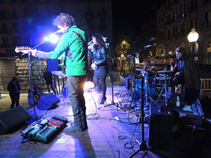 Actuació musical a la plaça de la Independència