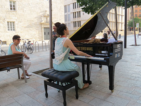 Concert de piano davant la Casa de Cultura