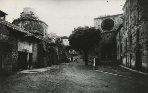 La capella de Sant Nicolau i el monestir de Sant Pere de Galligants. Entremig, el carrer de Santa Llúcia. 1920-1930
