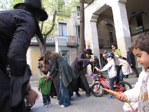 Espectacle a la Rambla de la Llibertat. El somni d'Al&iacute;cia, per la Cia. Teatre Nu 