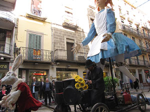 Espectacle a la Rambla de la Llibertat. El somni d'Al&iacute;cia, per la Cia. Teatre Nu 