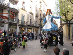 Espectacle a la Rambla de la Llibertat. El somni d'Al&iacute;cia, per la Cia. Teatre Nu 