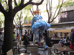 Espectacle a la Rambla de la Llibertat. El somni d'Al&iacute;cia, per la Cia. Teatre Nu 