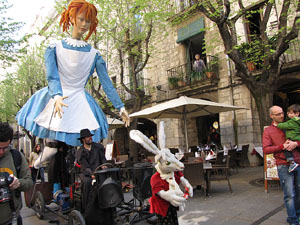 Espectacle a la Rambla de la Llibertat. El somni d'Al&iacute;cia, per la Cia. Teatre Nu 