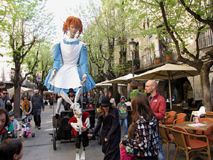 Espectacle a la Rambla de la Llibertat. El somni d'Al&iacute;cia, per la Cia. Teatre Nu 