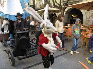 Espectacle a la Rambla de la Llibertat. El somni d'Al&iacute;cia, per la Cia. Teatre Nu 