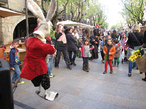 Espectacle a la Rambla de la Llibertat. El somni d'Al&iacute;cia, per la Cia. Teatre Nu 