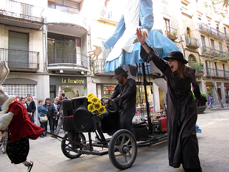 MOT Festival de Literatura. Espectacle a la Rambla de la Llibertat. El somni d'Alícia, per la Cia. Teatre Nu