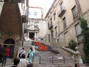 Girona Temps de Flors 2014. Pujada de Sant Domènec, la Casa Agullana, el Palau de Caramany i Cromats Ensesa