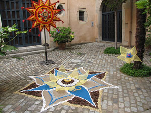 Girona Temps de Flors 2014. Pujada de Sant Dom&egrave;nec, la Casa Agullana, el Palau de Caramany i Cromats Ensesa