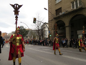 75&egrave; aniversari Associaci&oacute; de Jes&uacute;s Crucificat - Manaies de Girona. Vexillatio Gerundensis. Desfilada de 781 manaies pels carrers de Girona