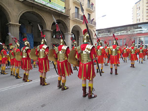 75&egrave; aniversari Associaci&oacute; de Jes&uacute;s Crucificat - Manaies de Girona. Vexillatio Gerundensis. Desfilada de 781 manaies pels carrers de Girona