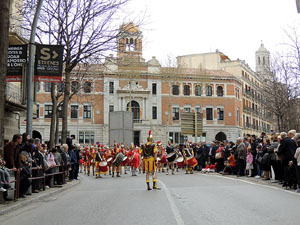 75&egrave; aniversari Associaci&oacute; de Jes&uacute;s Crucificat - Manaies de Girona. Vexillatio Gerundensis. Desfilada de 781 manaies pels carrers de Girona