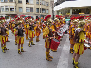 75&egrave; aniversari Associaci&oacute; de Jes&uacute;s Crucificat - Manaies de Girona. Vexillatio Gerundensis. Desfilada de 781 manaies pels carrers de Girona
