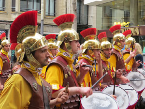 75&egrave; aniversari Associaci&oacute; de Jes&uacute;s Crucificat - Manaies de Girona. Vexillatio Gerundensis. Desfilada de 781 manaies pels carrers de Girona