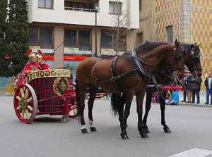 75&egrave; aniversari Associaci&oacute; de Jes&uacute;s Crucificat - Manaies de Girona. Vexillatio Gerundensis. Desfilada de 781 manaies pels carrers de Girona