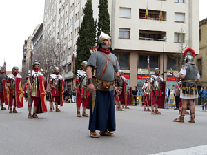 75&egrave; aniversari Associaci&oacute; de Jes&uacute;s Crucificat - Manaies de Girona. Vexillatio Gerundensis. Desfilada de 781 manaies pels carrers de Girona