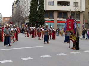 75&egrave; aniversari Associaci&oacute; de Jes&uacute;s Crucificat - Manaies de Girona. Vexillatio Gerundensis. Desfilada de 781 manaies pels carrers de Girona